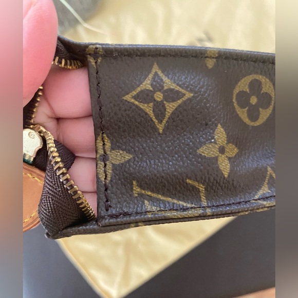 LV Toiletry 26 Monogram - Picture 10 of 15